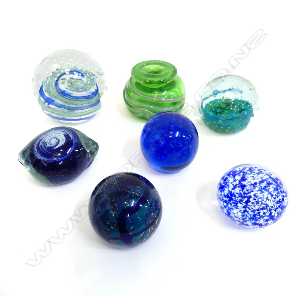 7 ASST. ART GLASS PAPERWEIGHTS H.85mm Image 1++