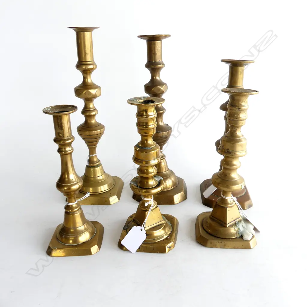 6 ANTIQUE BRASS CANDLESTICKS, VARIOUS SIZES, TALLEST H.300mm Image 1++