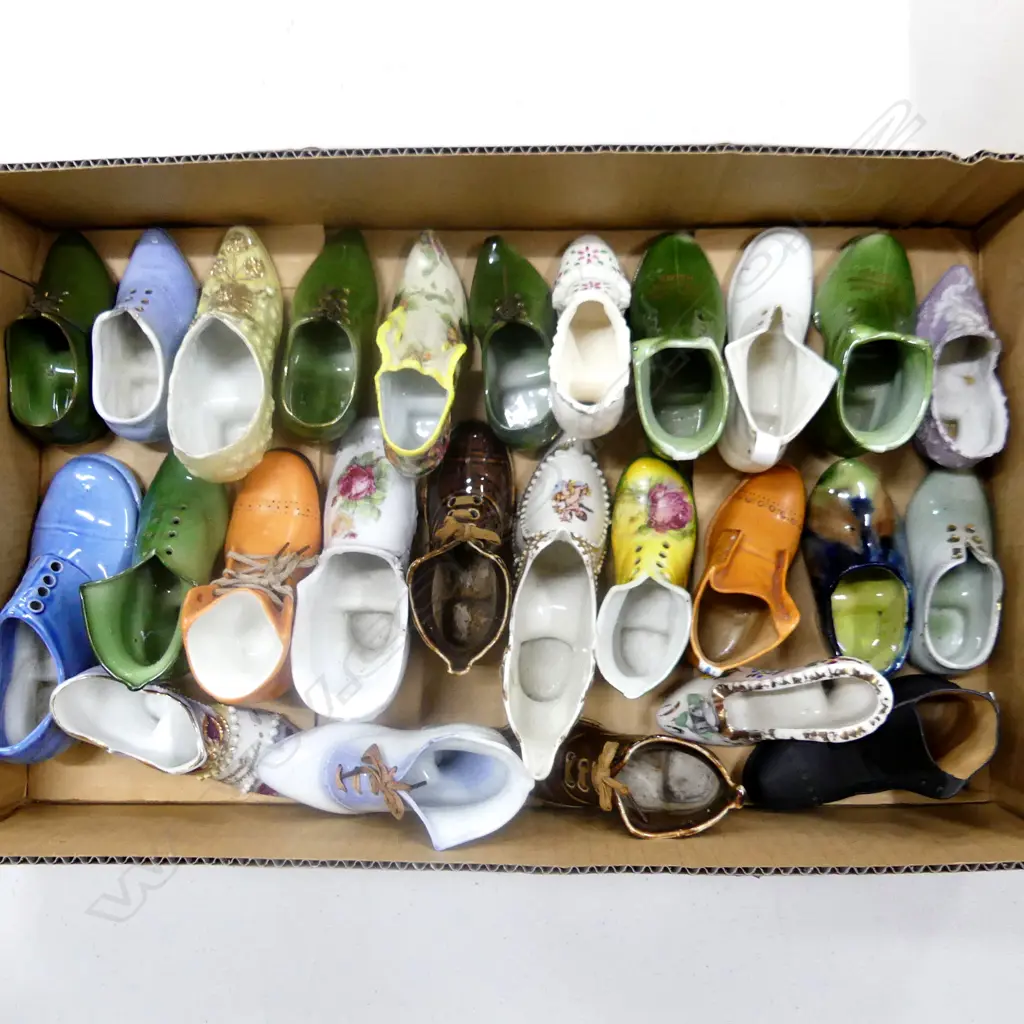 TRAY OF 26 EDWARDIAN CHINA SHOE ORNS AVERAGE L100MM Image 1++