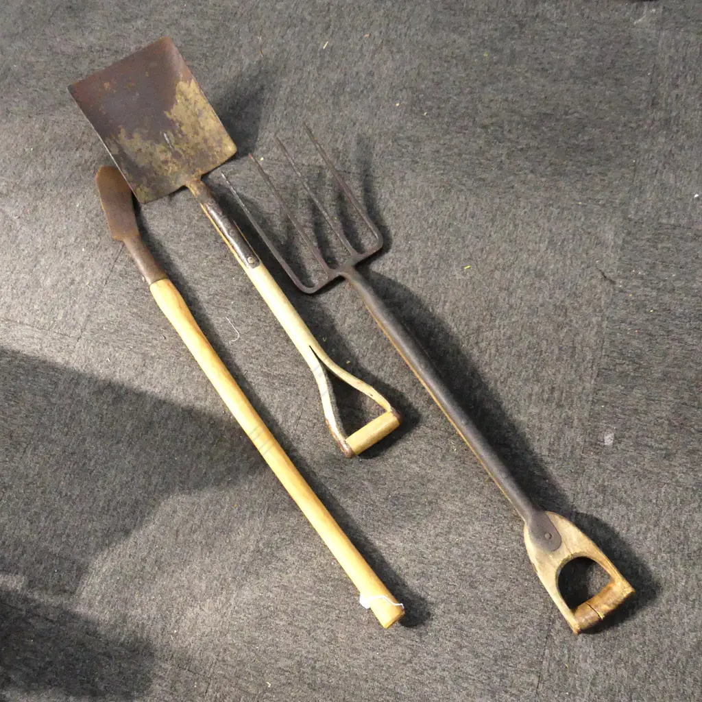 3 VINTAGE TOOLS; SPADE, FORK, HOE L.1150mm Image 1++