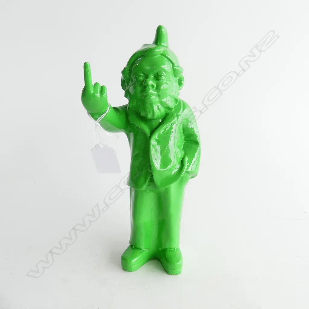 GREEN RESIN GNOME PULLING THE FINGER H.240mm Image 1++