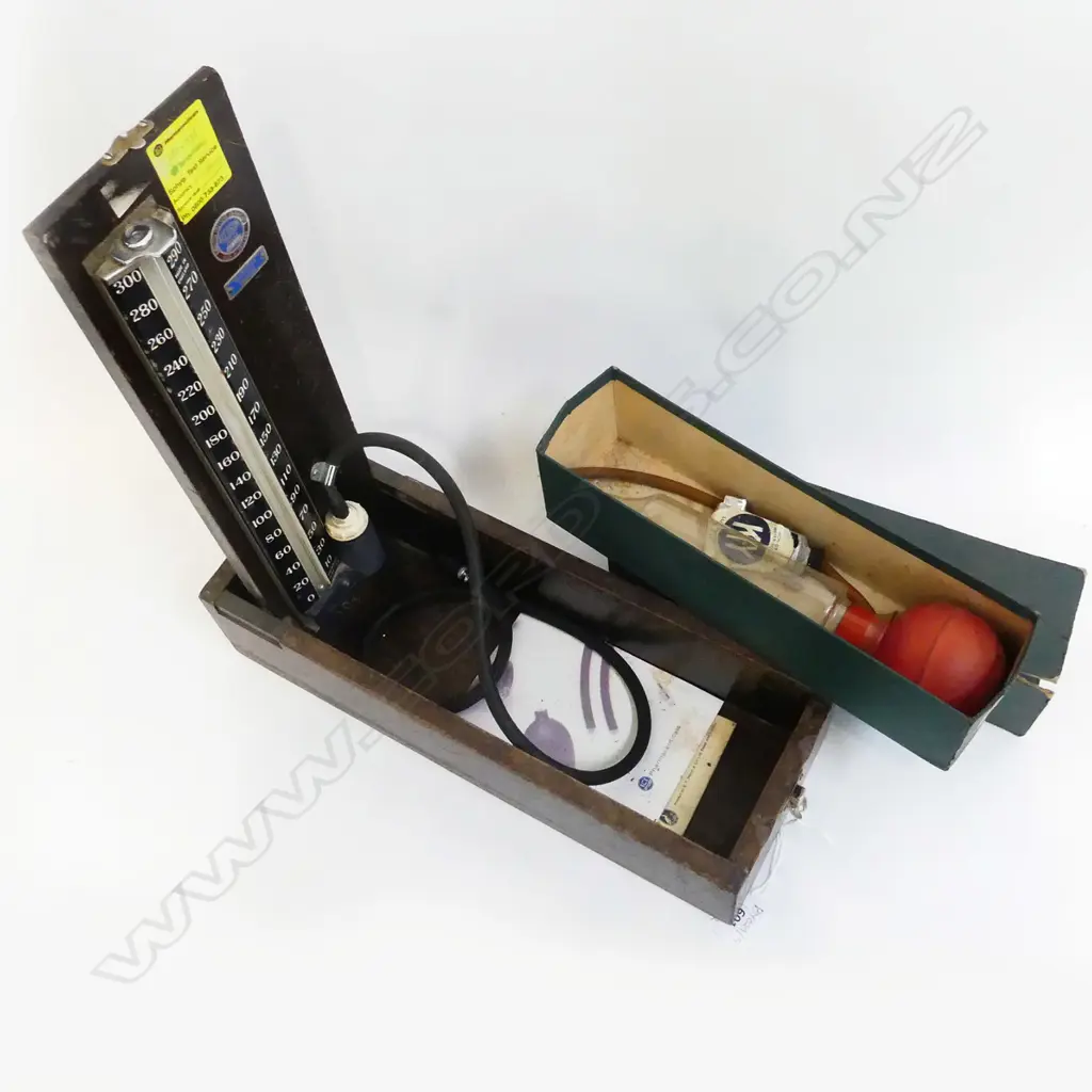 2 PCES BOXED VINTAGE MEDICAL EQUIPTMENT; SPHYGOMANOMETER & SYRINGE Image 1++