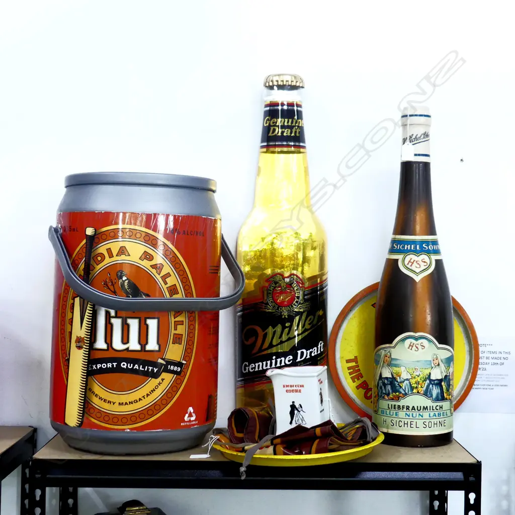 7 VARIOUS BAR COLLECTABLES, INCLDS BEER BOTTLE & CASK SIGNAGE, TRAYS, APRON & CERAMIC JUG Image 1++
