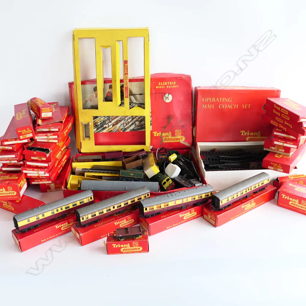 LG COLLECTION OF TRI-ANG BOXED ELECTRIC RAILWAYS SET, BOXED TRACKS, 4 COACHES, 34 TRACKS SETS, ALL BOXED Image 1++
