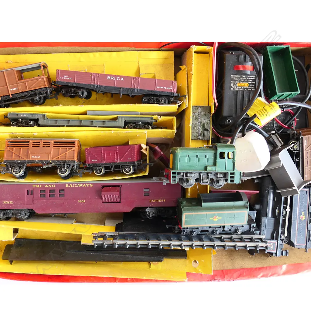 LG COLLECTION OF TRI-ANG BOXED ELECTRIC RAILWAYS SET, BOXED TRACKS, 4 COACHES, 34 TRACKS SETS, ALL BOXED Image 1++