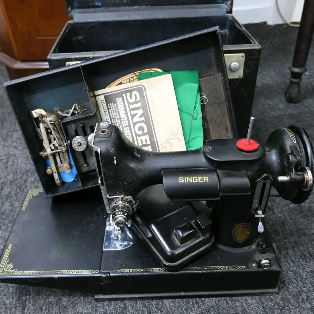 CASED SINGER SEWING MACHINE Image 1++