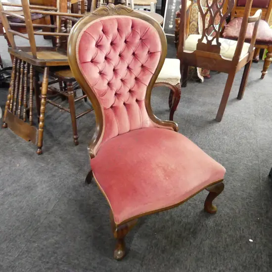 REPRODUCTION BUTTON BACK GRANDMOTHER CHAIR