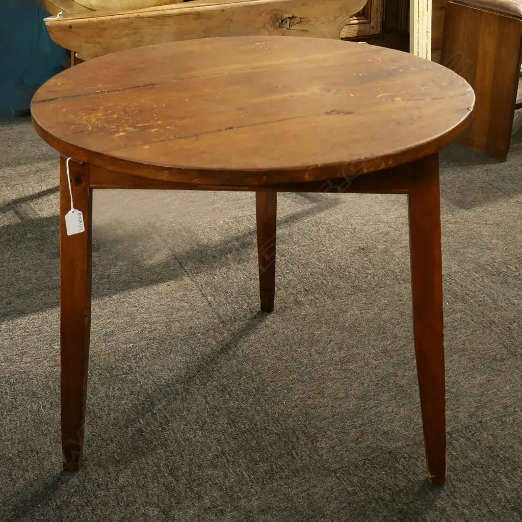 CRICKET TABLE 660mm dia H.610mm Image 1++