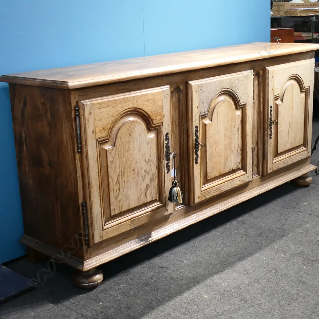 3 DOOR SIDEBOARD 1900x500x880mm Image 1++