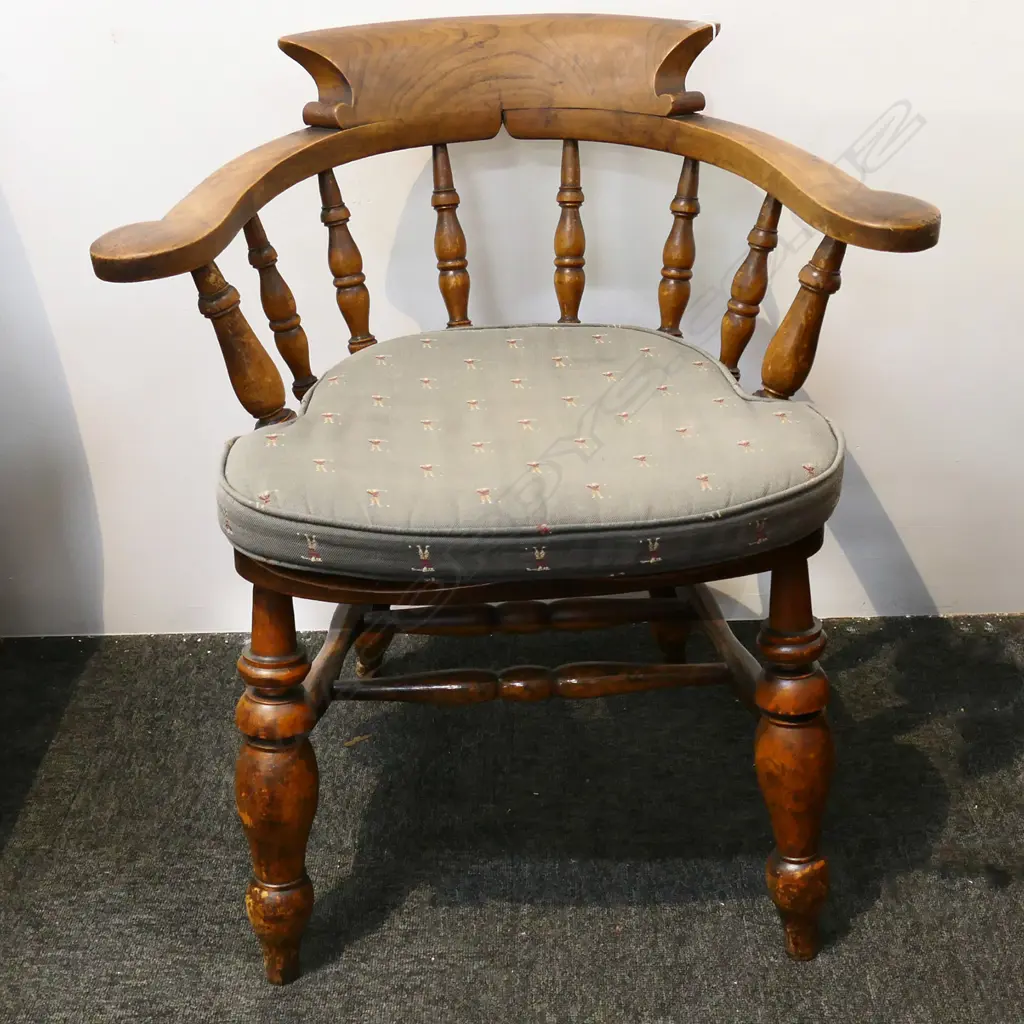 VINTAGE CAPTAINS CHAIR w. CUSHION Image 1++