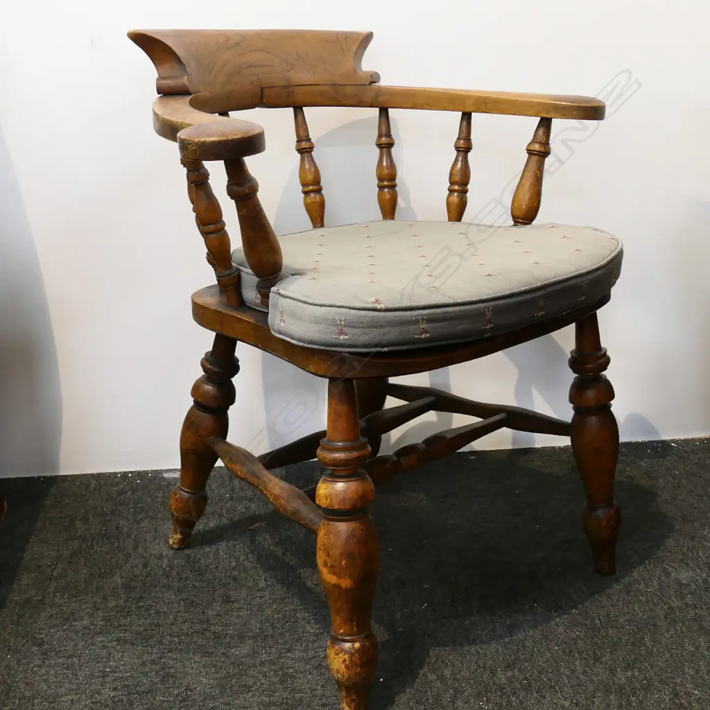VINTAGE CAPTAINS CHAIR w. CUSHION Image 1++