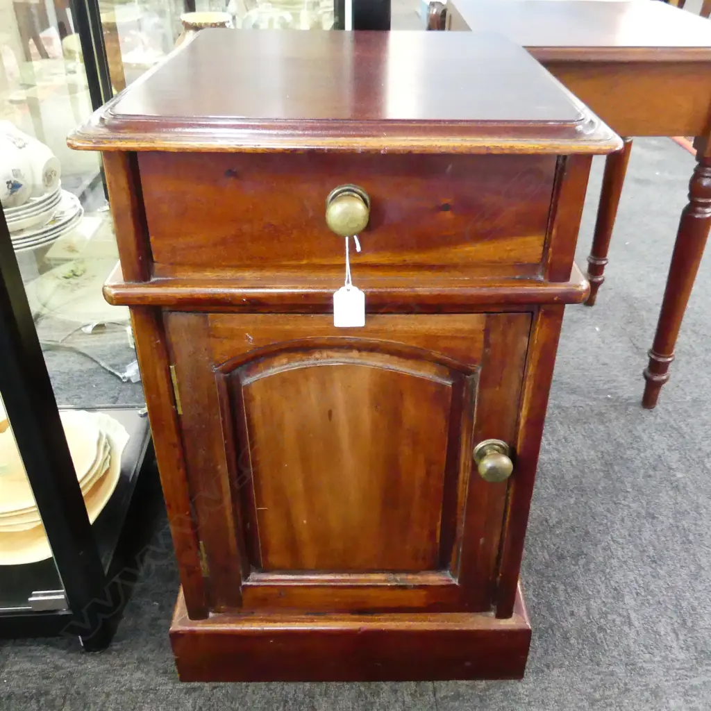 VICT STYLE BEDSIDE CABINET H 630 MM Image 1++
