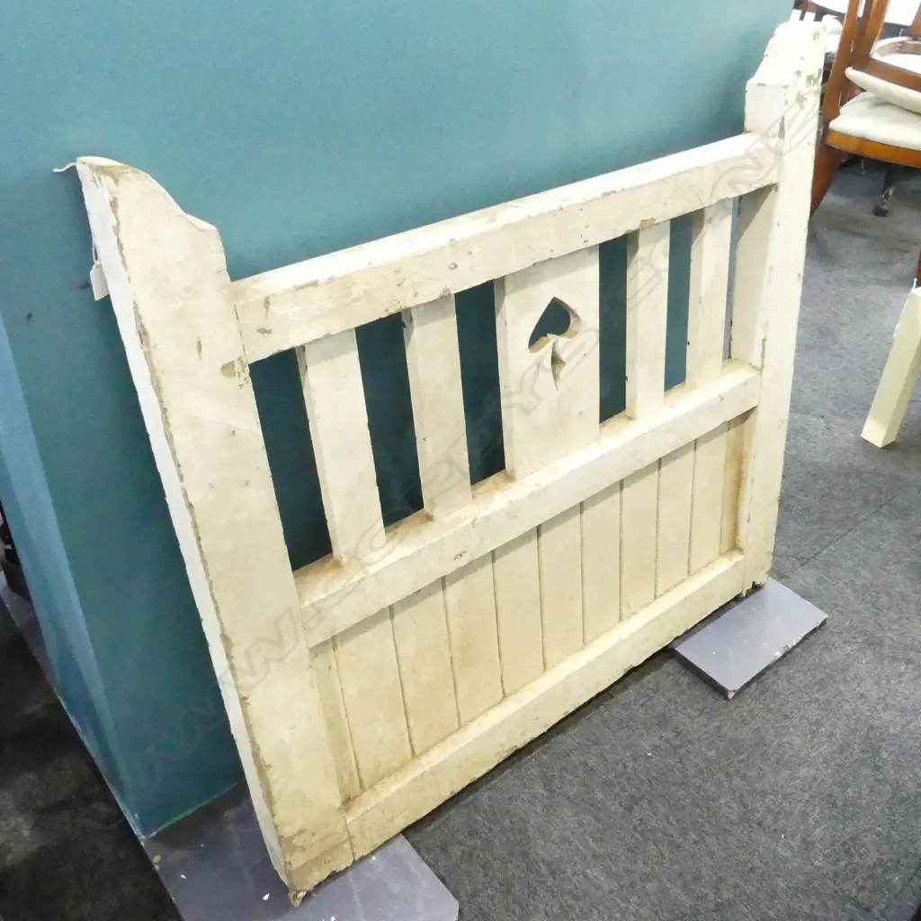 EARLY 20thC WHITE PAINTED GATE W.1065mm H.1015mm Image 1++