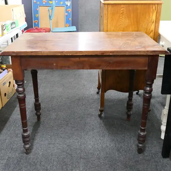EARLY 20thC TABLE w. SCALLOPED EDGE 965x590x750mm
