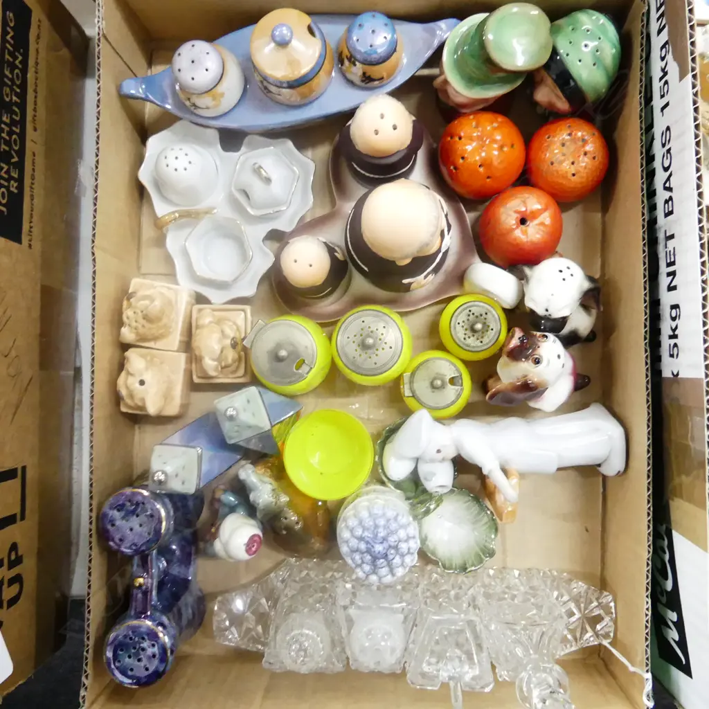 TRAY OF 14 VINTAGE COLLECTABLE CONDERMENT SETS Image 1++