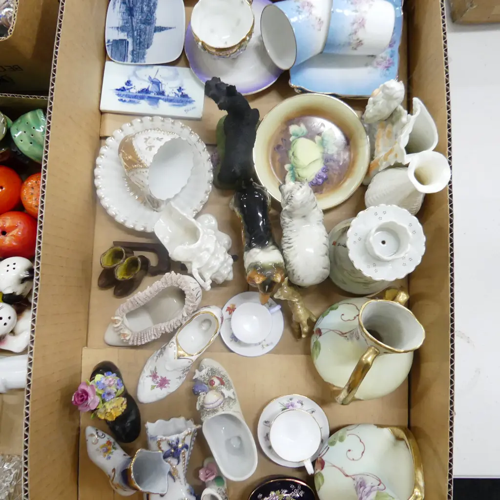 TRAY OF MINITURE VASES C/S  ANIMALS SHOES ETC Image 1++
