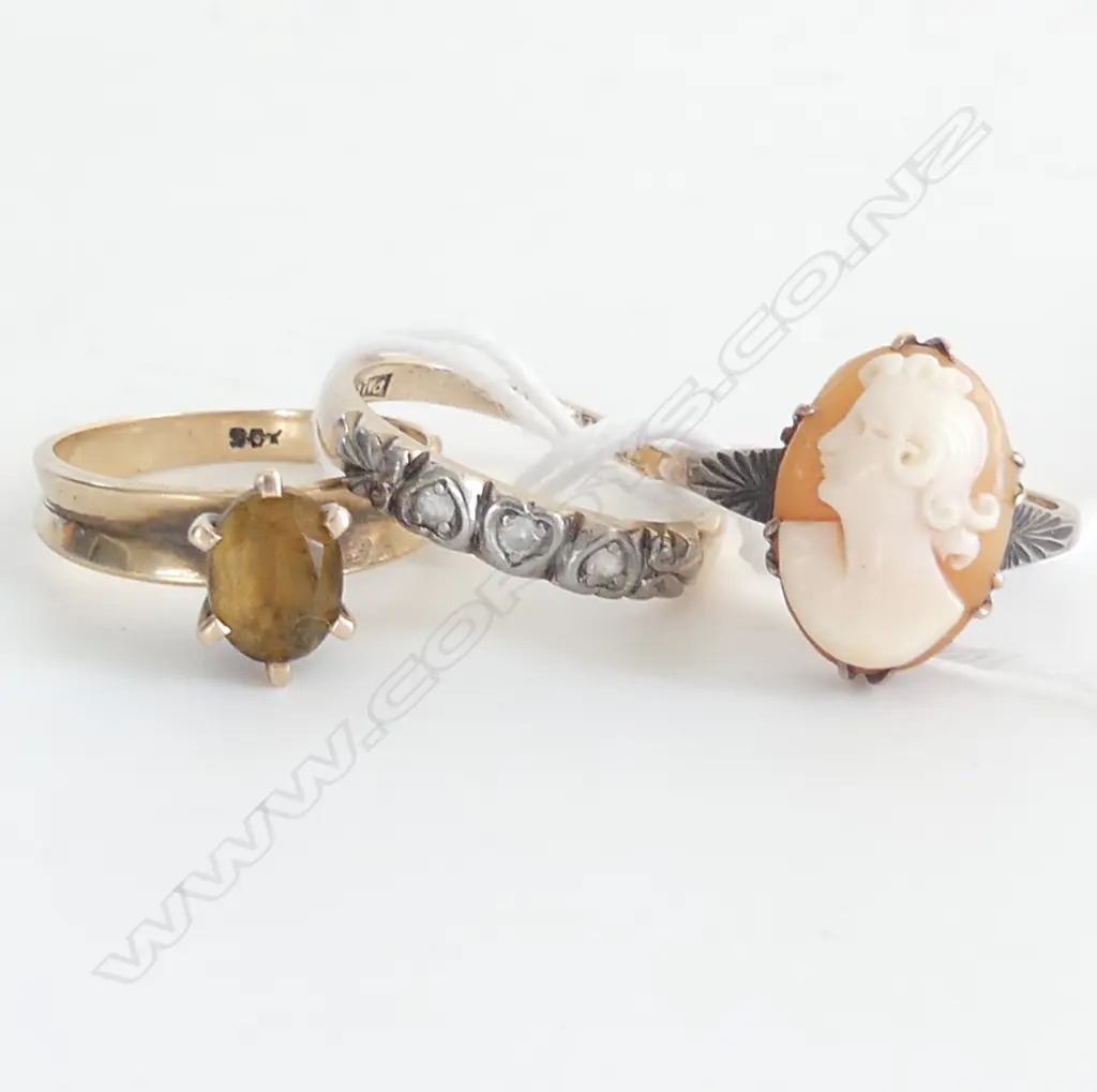 3 9ct GOLD RINGS: CAMEO + GEM SET 7.1gms Image 1++