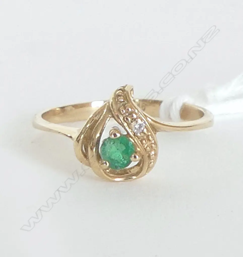9ct RING w CENTRAL EMERALD, 1.4gm, size L Image 1++