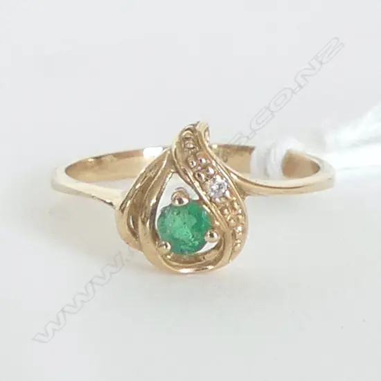 9ct RING w CENTRAL EMERALD, 1.4gm, size L
