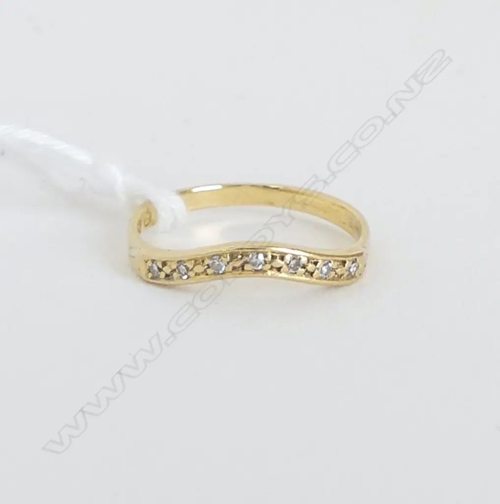 18ct DIAMOND SET ETERNITY RING, D=0.07ct, 1.4gm, size H Image 1++