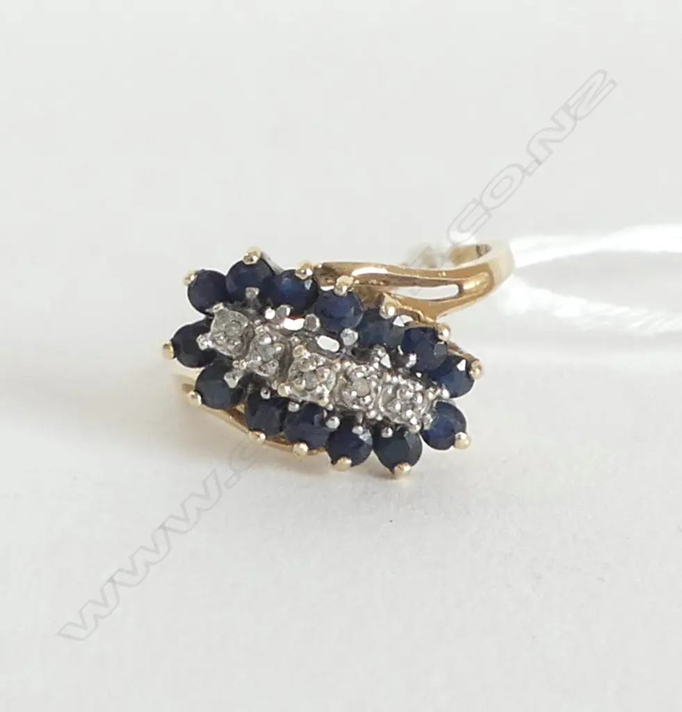 10ct GOLD & SAPPHIRE RING, 2.8gm (w stones), size M Image 1++