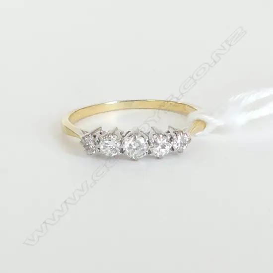 18ct 5 DIAMOND RING, D=0.34ct, 2.1gm, size O
