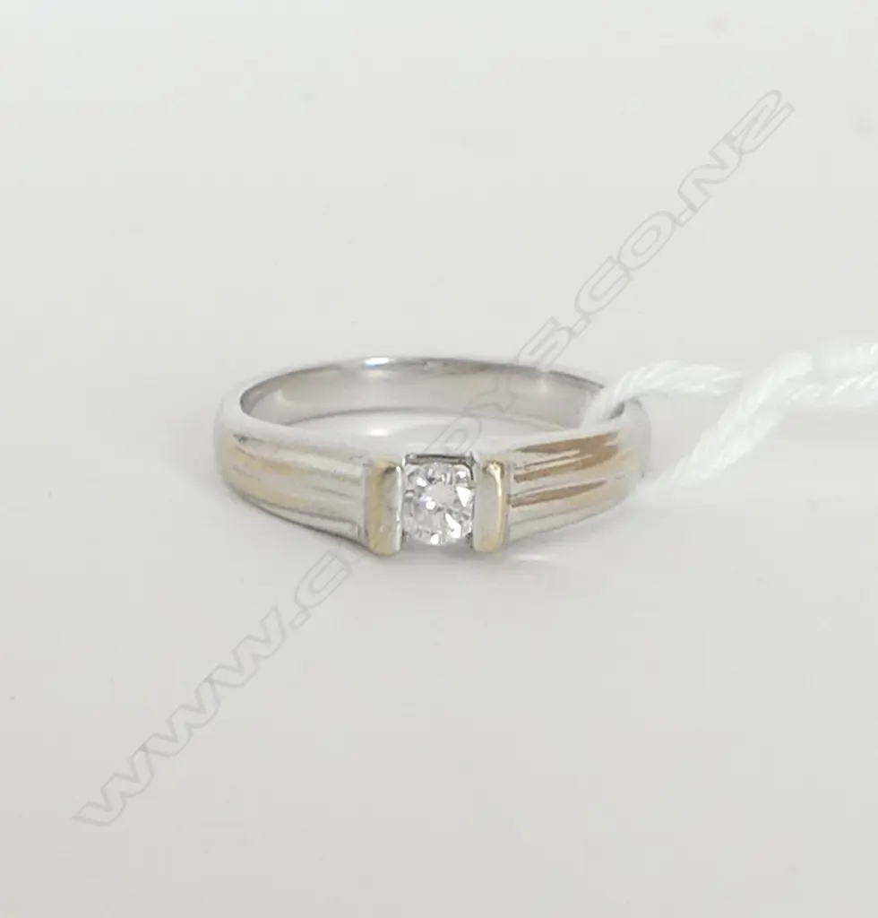 18ct WHITE GOLD SOLITAIRE RING, D=0.15ct, 3.6gm, size M Image 1++
