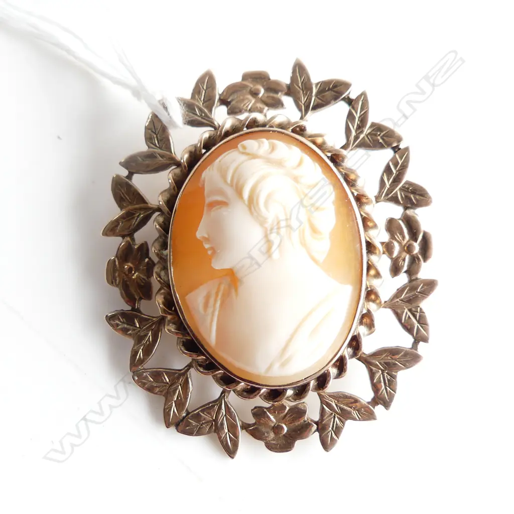 9ct GOLD WIDE FRAMED PORTRAIT CARVED CAMEO BROOCH 10.17gms Image 1++