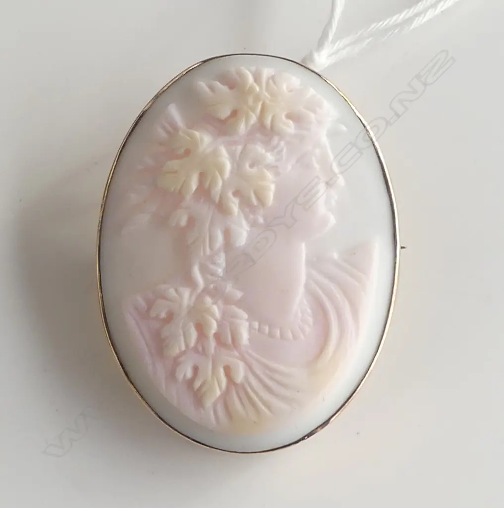 9CT CAMEO 40x30mm 8.8gms Image 1++
