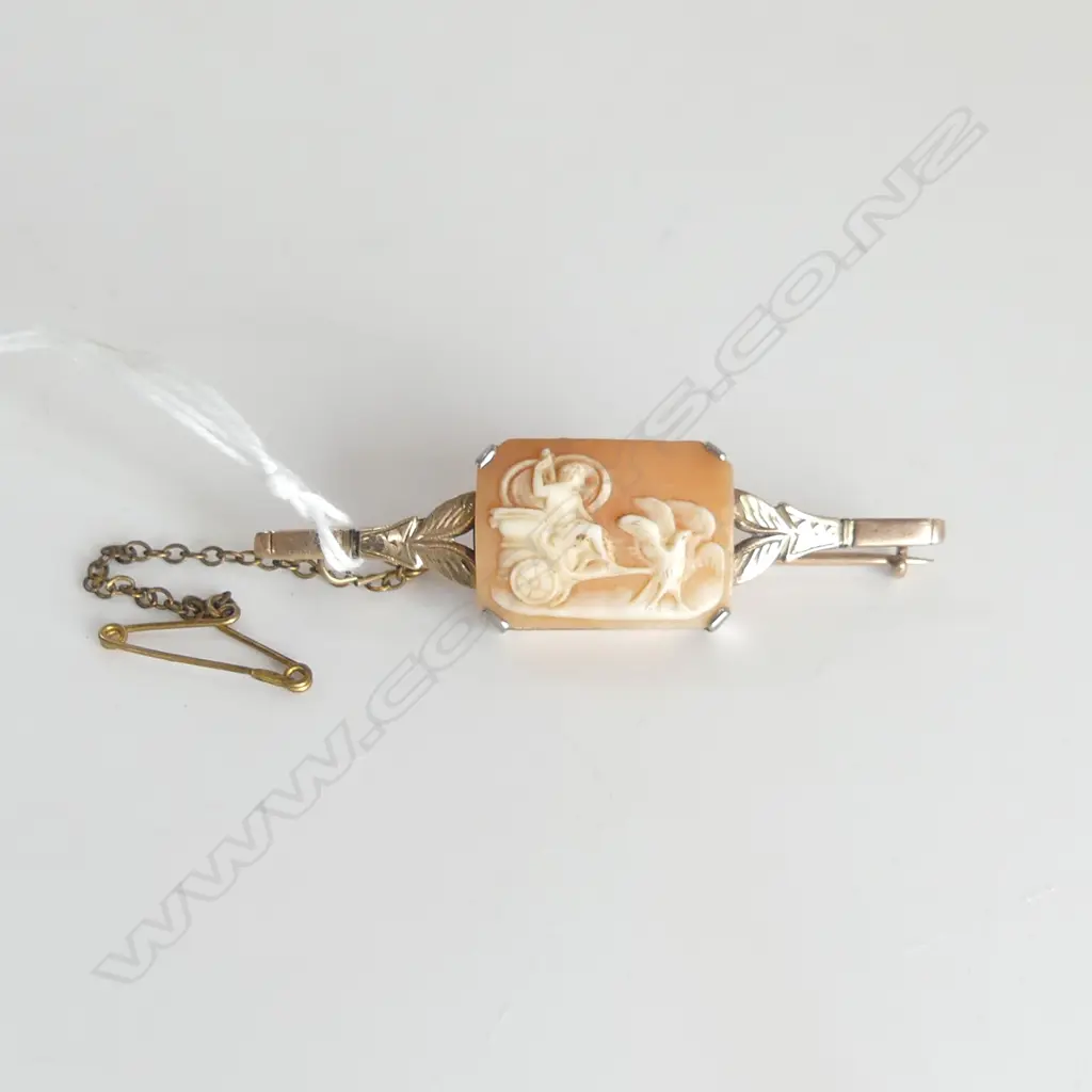 vintage 9ct GOLD & CARVED CAMEO BROOCH angel in chariot 6.4gms Image 1++