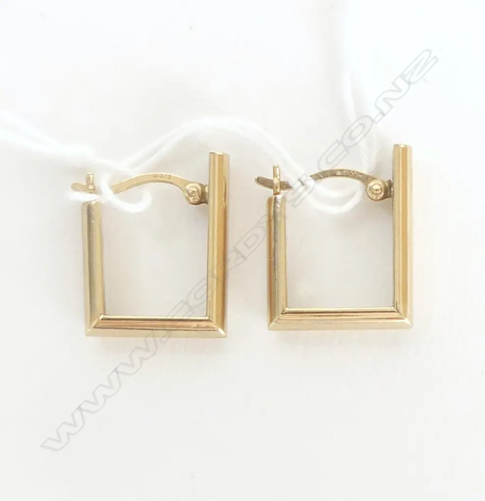 PR 9ct GOLD ANGULAR HALF ROUND BAR EARRINGS 1.8 gms Image 1++