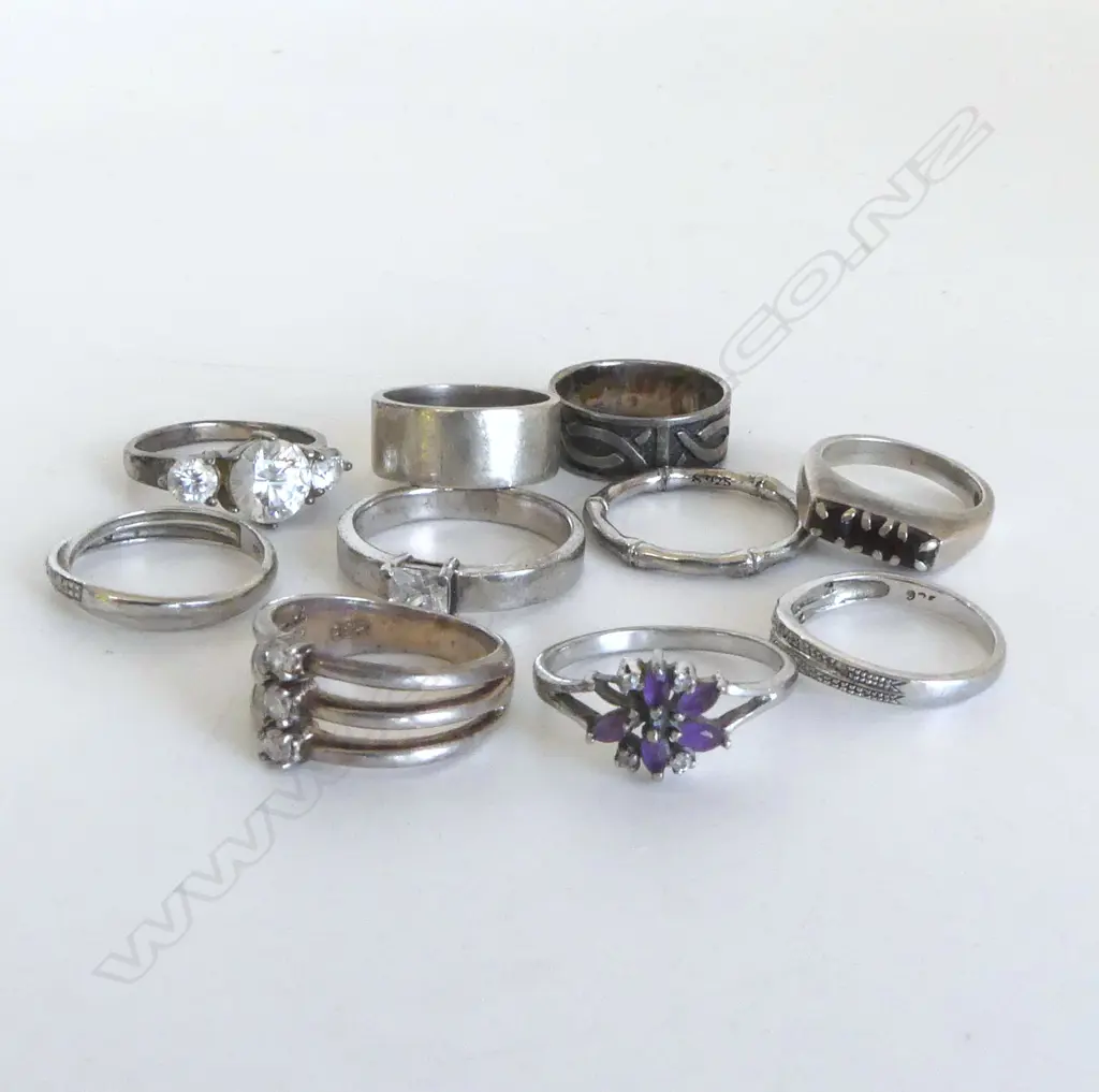 SILVER RINGS IN WOODEN RING BOX, 33gm  Image 1++
