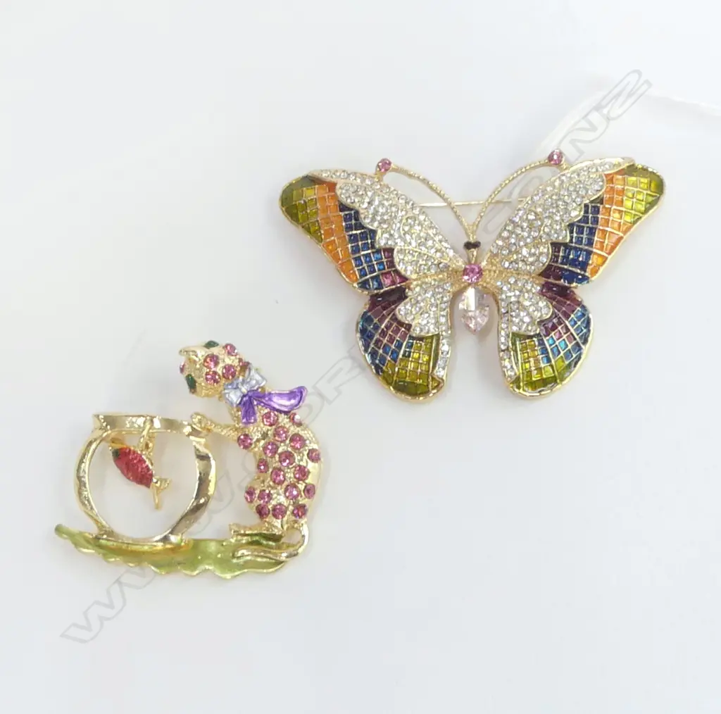 2 COLOURFUL DIAMANTE BROOCHES, BUTTERFLY & CAT FISHING Image 1++