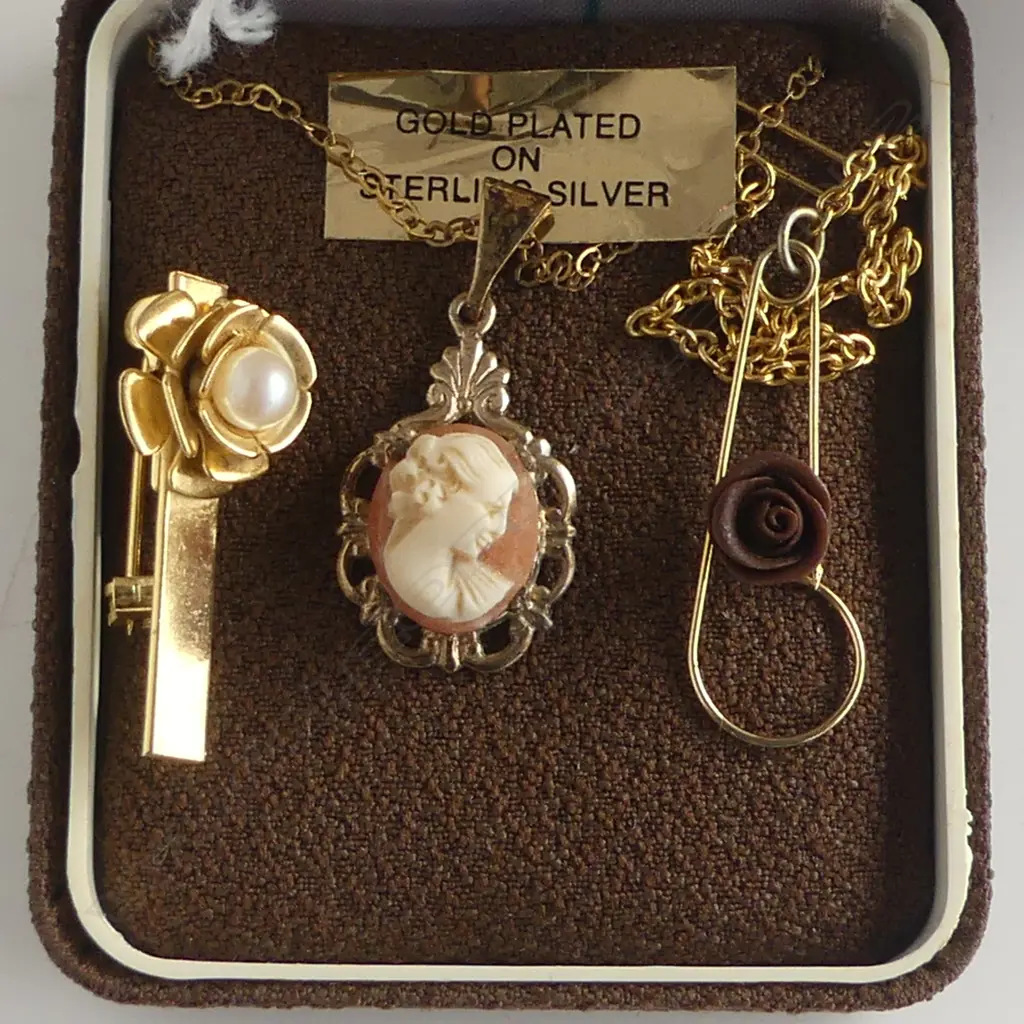 3 PCS, SML CAMEO ON CHAIN, gold plated siver & 2 BROOCHES Image 1++