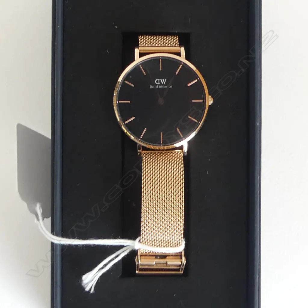 ROSE GOLD PLATED DANIEL WELLINGTON LADIES WATCH IN ORIGINAL BOX, working Image 1++