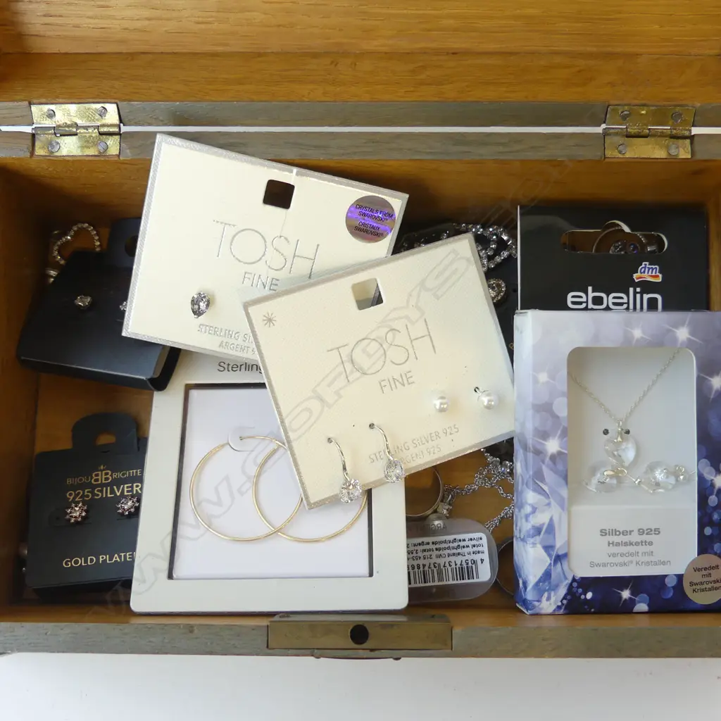 WOODEN JEWLERY BOX WITH STERLING SILVER CUBIC ZIRCONIA JEWLERY MAINLY NEW Image 1++