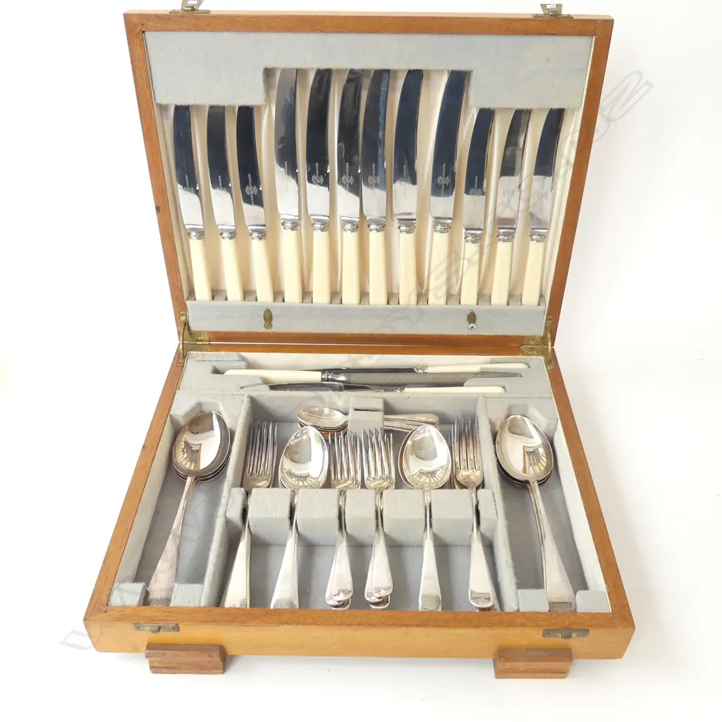 6 PLACE SILVER PLATE CUTLERY CANTEEN W.370mm Image 1++