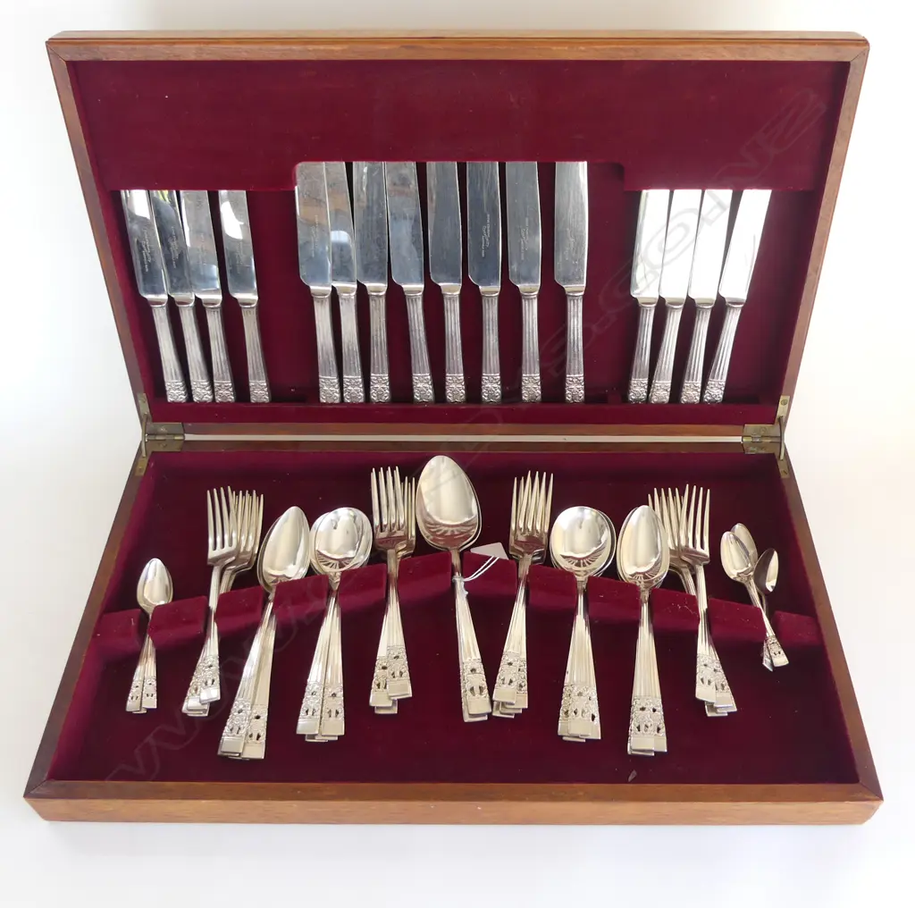 58-PIECE COMMUNITY PLATE HAMPTON COURT CUTLERY SET FULL 8 PLACE SETTING IN CANTEEN SILVER PLATE L.50CM Image 1++