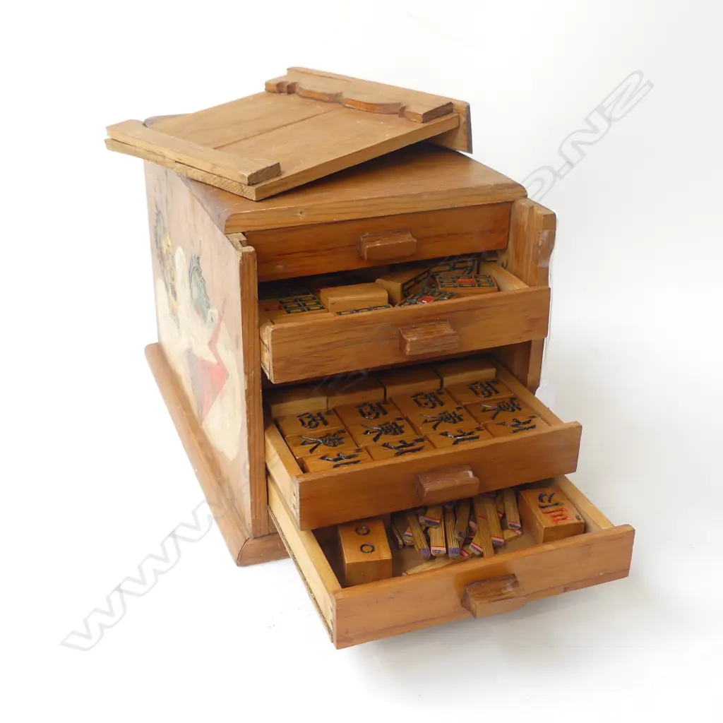 VINTAGE WOODEN MAH JONG SET, CASED 175x255x165mm Image 1++