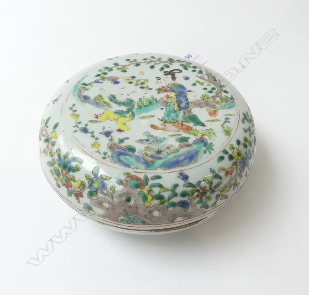 HANDPAINTED CHINESE LIDDED DISH, FIGURAL SCENE ON CELADON BASE, D.160mm Image 1++