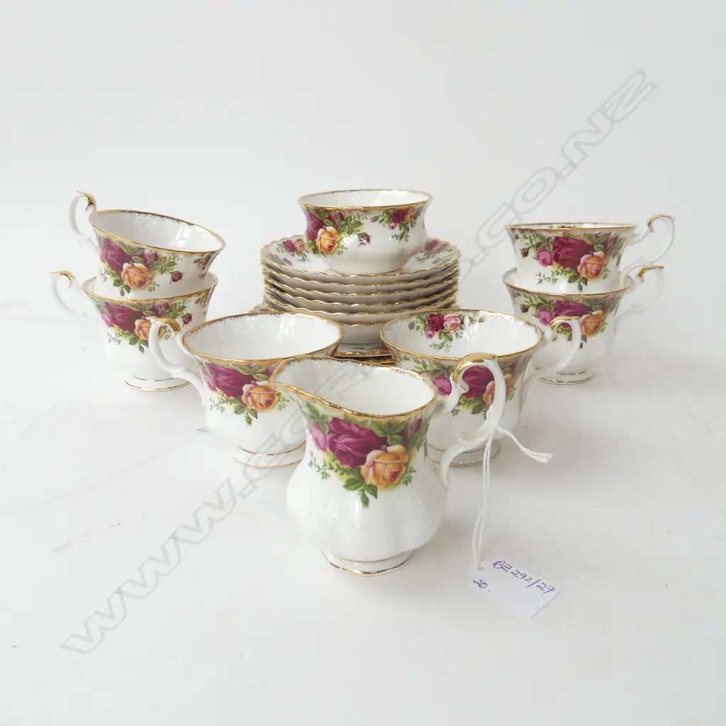 20 PCE ROYAL ALBERT OLD COUNTRY ROSES TEA SET; 6 TRIOS + MILK & SUGAR Image 1++