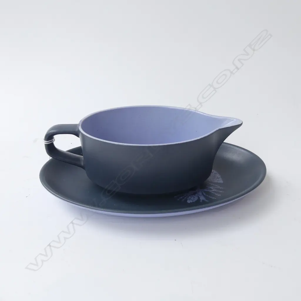 CROWN LYNN DOROTHY THORPE PINE SAUCEBOAT & PLATE W.235mm Image 1++