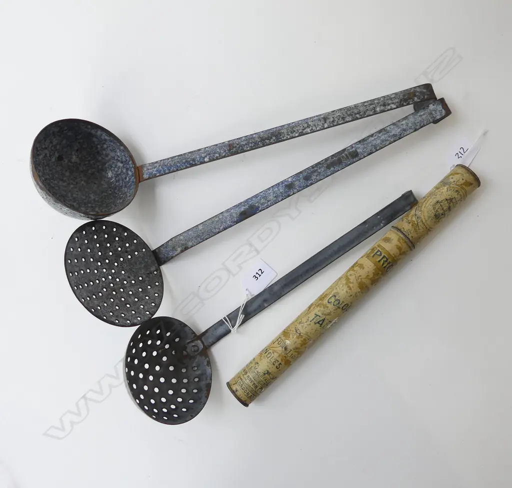 3 ENAMELLED LADLES + CIRCULAR TIN 'PRICES TAPERS' FOR LIGHTING CANDLES ETC, 4 TAPERS INSIDE L.30CM Image 1++