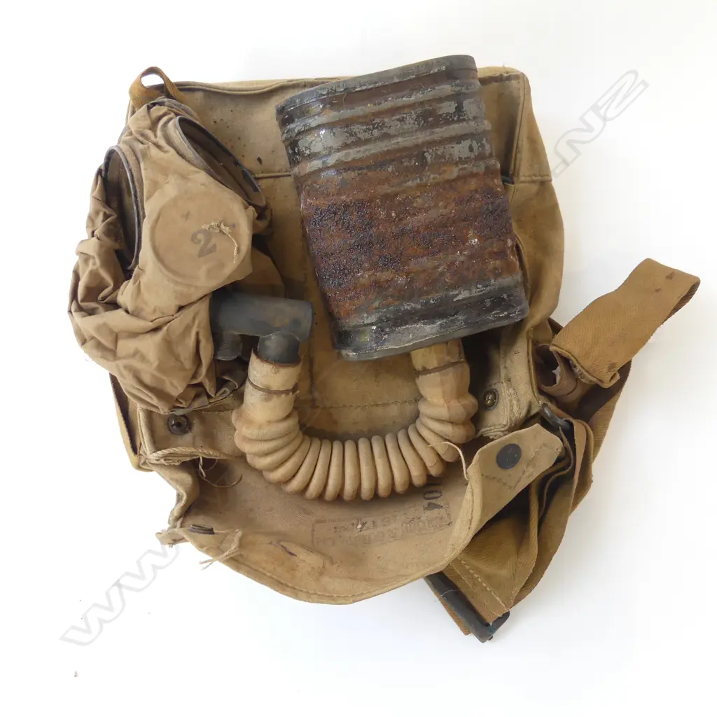 WW2 GAS MASK IN ORIGINAL BAG Image 1++