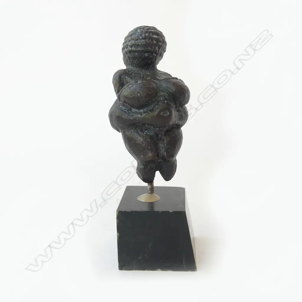BRONZE MINIATURE VERSION ON STAND OF THE VENIUS OF WILLENDORF. H.140mm Image 1++