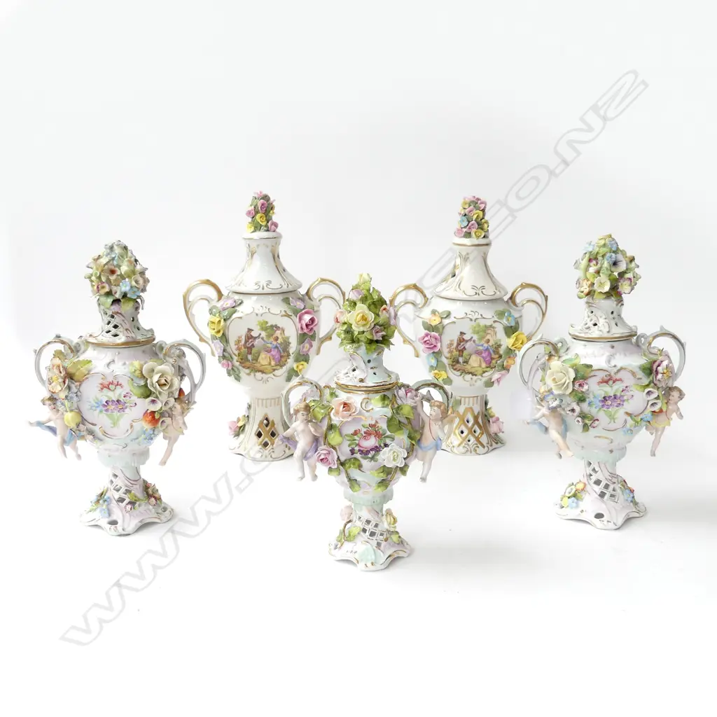 5 LIDDED PORCELAIN URNS H.290mm Image 1++