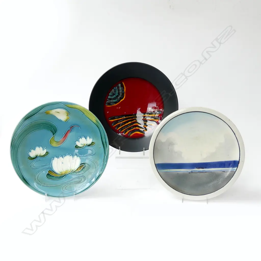 3 COLLECTABLE WALL PLATES, MICHAEL LUCAS NZ STUDIO POTTERY WALL PLATE, POOLE 'MILLENNIUM' LTD ED & GERMAN ART NOUVEAU Image 1++