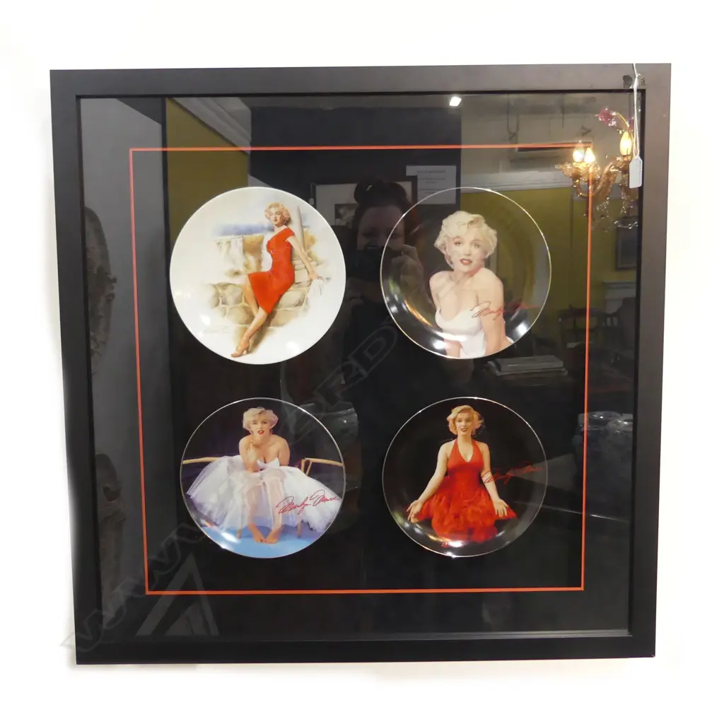 MARILYN MONROE FRAMED DISPLAY 670x670mm Image 1++