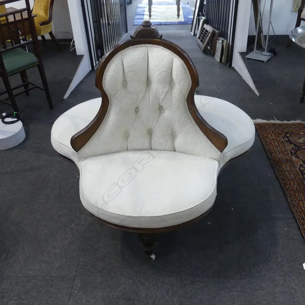 VICTORIAN STYLE LOVE SEAT 1200mm dia Image 1++