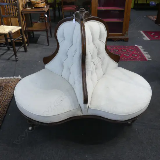 VICTORIAN STYLE LOVE SEAT 1200mm dia